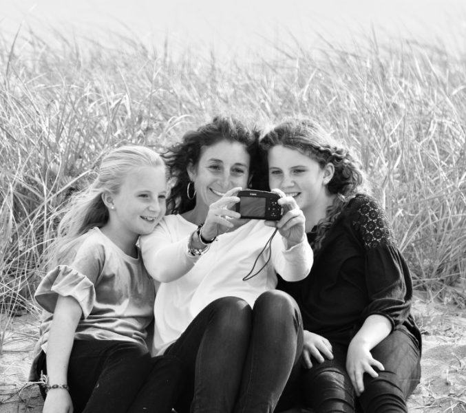 Laura Ananian taking a selfie with her daughters